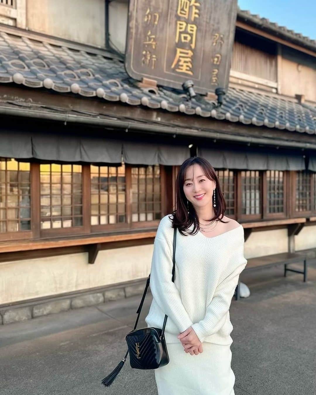 のインスタグラム：「ここはどこでしょ〜？  江戸時代にタイムスリップしたみたいでしょ🤭  答えはなんとなんと、  東北道のサービスエリアでした！  「鬼平江戸処」として江戸の町並みが再現され、 さながら歴史テーマパークのようなサービスエリア。 池波正太郎氏の人気小説『鬼平犯科帳』の世界が 施設全体で再現されています。  中で普通にご飯食べられます♡ 店内も江戸時代みたいで素敵でした。  #羽生サービスエリア #映えスポット #埼玉」