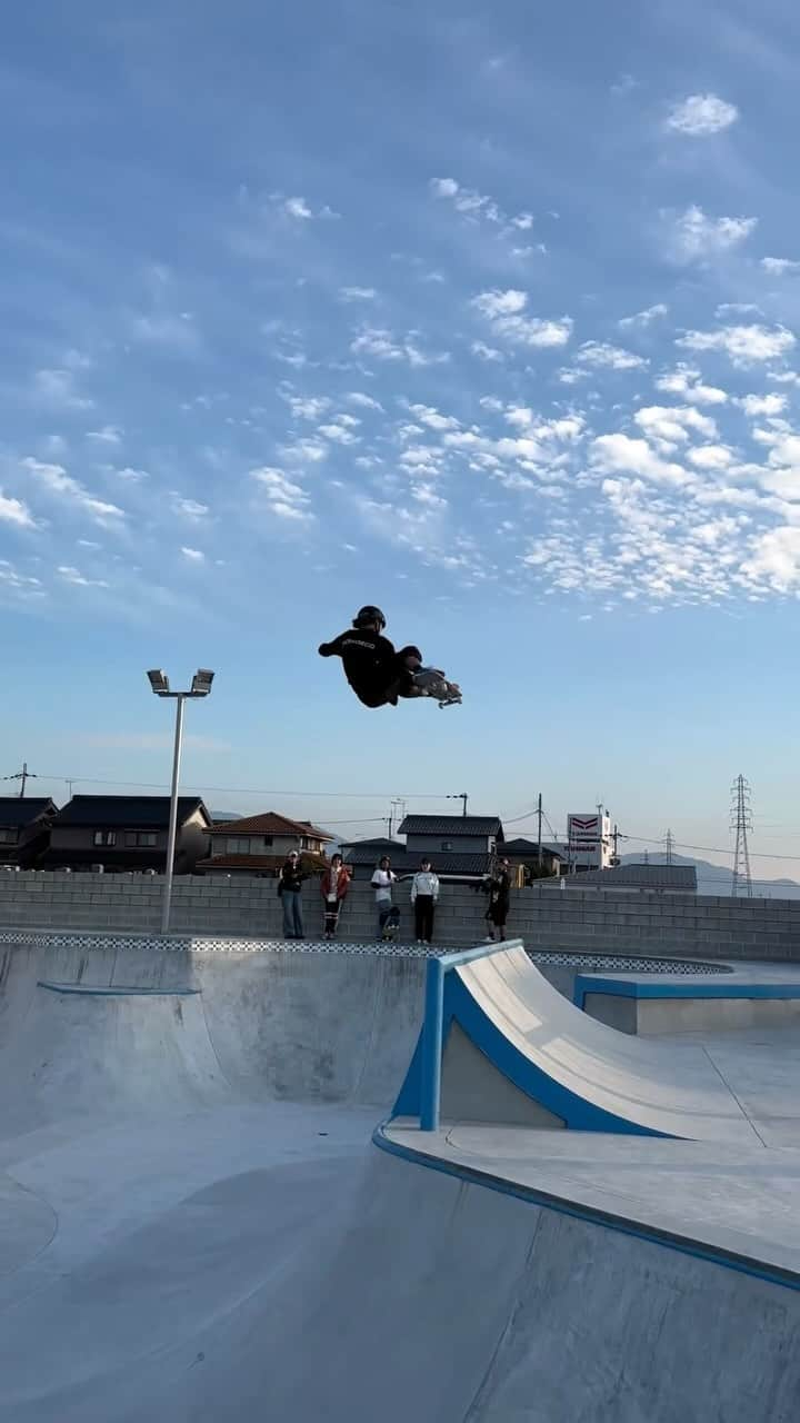 笹岡建介のインスタグラム：「Stalefish is my favorite🌴🌴 @niwask8park  最高です🔥  @dcshoes_japan @dorcus_tbs @stance_japan @skullcandyjapan @independenttrucks @187killerpads @triple8nyc @stance_japan @hi_5.skatepark  #dcshoesjapan #dcshoes #skullcandyjapan#avex #bells #independenttrucks #triforce_k #hi_5 #dorcus_tbs #6556skateboarding #showgekiskateboards #fivecrossskatepark#13mind#make___#skate#skateboard #instagood #滋賀 #最高 #🌴」