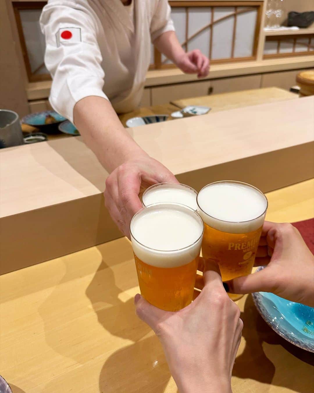 福吉真璃奈のインスタグラム：「私たちのお気に入りのお鮨屋さん🍣🍻 @sushi_taira 六本木店🇯🇵 今月２回目のご来店だよって！笑  握りはもちろん、一品がまた絶品で✨ 遅い時間まで営業してるから 融通を利かせていただけるのも気に入ってしまった理由！ 江内谷さんありがとうございました〜👋🏻🛗」