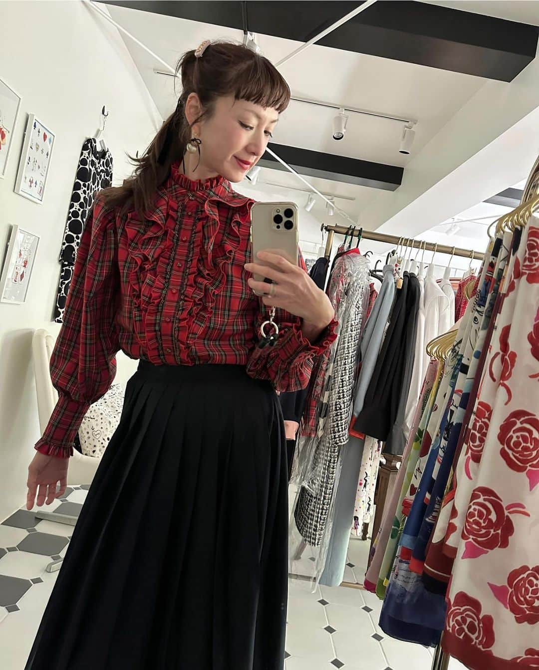 SHOKOのインスタグラム：「青山店には、秋冬コレクションが続々と入荷しています🌹 この赤いタータンチェックのブラウスは、胸元の立体感あるフリル、袖の長いカフス、程よいパワーショルダー、夢と憧れを詰め込んで、すべてのディテールをデコラティブに仕上げました👑✨  私のデザイン画通りに、夢のあるブラウスを作ってくれた ロンドンのパタンナーチームの熱意も入った、世界でひとつのブラウスです🇬🇧♥️🖤  数に限りがありますのでお早めに⚠️✨ @sforshoko」