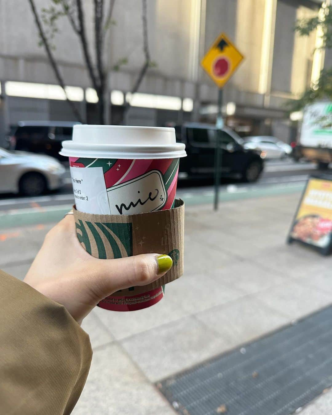 青木美緒さんのインスタグラム写真 - (青木美緒Instagram)「寒い日の朝活☕️⛄️🗽🇺🇸 初めてスタバ行った(店員さん優しかった☺️🫶 . この日のNYめちゃくちゃ寒くて、そんな日でもへっちゃらだった パデットジャケット👏👏 襟もしっかり立つし、フード付きだし、袖口もリブになってるし、本当オススメ🫶🥹💯 . #nugu_ny #ニューヨーク旅行 #ニューヨーク観光」11月23日 19時16分 - m_ooo