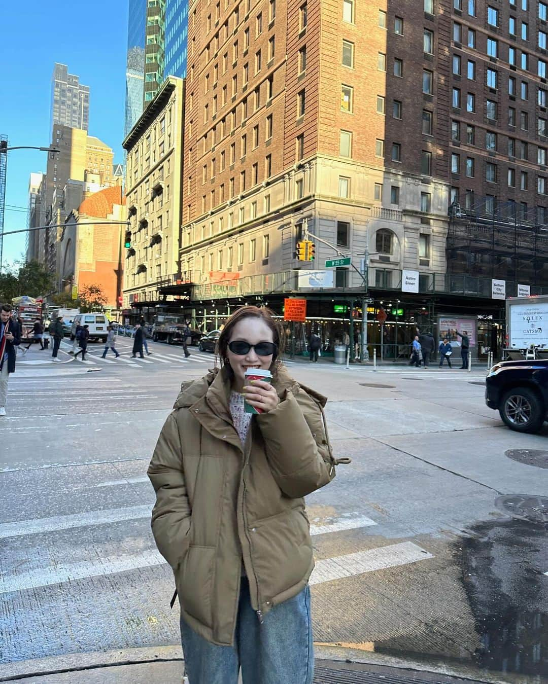 青木美緒さんのインスタグラム写真 - (青木美緒Instagram)「寒い日の朝活☕️⛄️🗽🇺🇸 初めてスタバ行った(店員さん優しかった☺️🫶 . この日のNYめちゃくちゃ寒くて、そんな日でもへっちゃらだった パデットジャケット👏👏 襟もしっかり立つし、フード付きだし、袖口もリブになってるし、本当オススメ🫶🥹💯 . #nugu_ny #ニューヨーク旅行 #ニューヨーク観光」11月23日 19時16分 - m_ooo