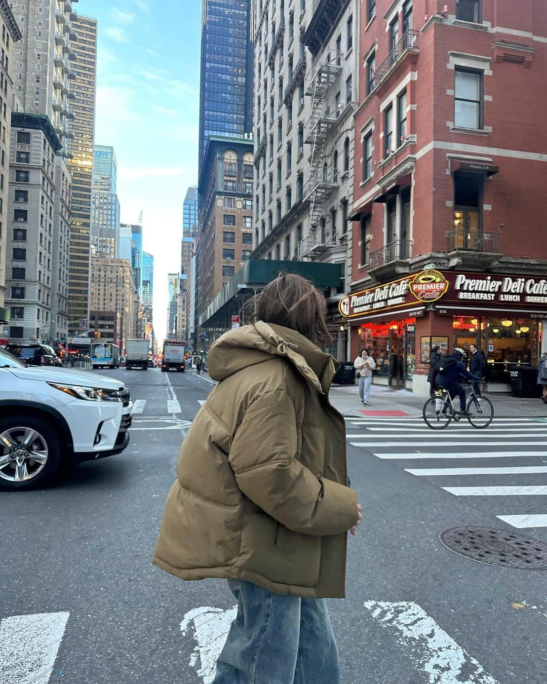 青木美緒さんのインスタグラム写真 - (青木美緒Instagram)「寒い日の朝活☕️⛄️🗽🇺🇸 初めてスタバ行った(店員さん優しかった☺️🫶 . この日のNYめちゃくちゃ寒くて、そんな日でもへっちゃらだった パデットジャケット👏👏 襟もしっかり立つし、フード付きだし、袖口もリブになってるし、本当オススメ🫶🥹💯 . #nugu_ny #ニューヨーク旅行 #ニューヨーク観光」11月23日 19時16分 - m_ooo