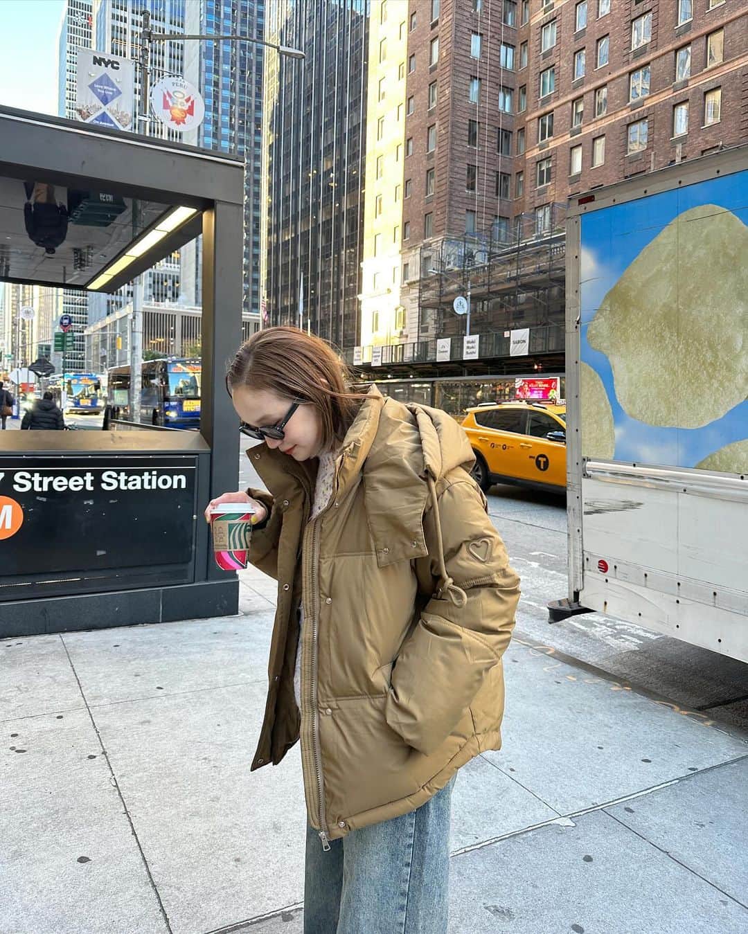 青木美緒のインスタグラム：「寒い日の朝活☕️⛄️🗽🇺🇸 初めてスタバ行った(店員さん優しかった☺️🫶 . この日のNYめちゃくちゃ寒くて、そんな日でもへっちゃらだった パデットジャケット👏👏 襟もしっかり立つし、フード付きだし、袖口もリブになってるし、本当オススメ🫶🥹💯 . #nugu_ny #ニューヨーク旅行 #ニューヨーク観光」