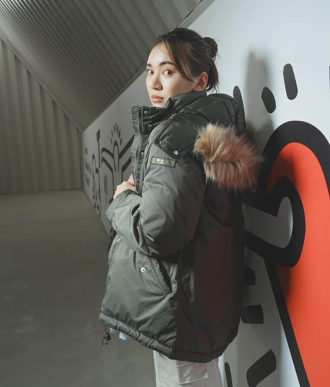 佐々木彩乃さんのインスタグラム写真 - (佐々木彩乃Instagram)「TATRASとキース・ヘリングがコラボしたとの事でポップアップに🤍  POPで可愛い空間に、コラボアイテムも可愛かった✨  今年のダウンはこのファー付フードが可愛いカーキのダウンに🫶 評判通りとても暖かく着心地も軽くて早くもお気に入り🫶  #tatraskeith #tatrascollab #PR」11月23日 19時11分 - ayano__sasaki