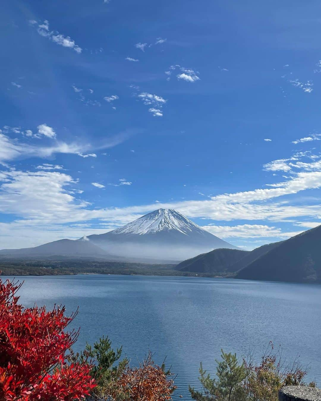 あおい夏海さんのインスタグラム写真 - (あおい夏海Instagram)「昨日今日見えた富士山、 今まで生きてきた中で1番綺麗だった🥹✨✨   #本栖湖 #豆柴 #黒豆柴 #あおい夏海 #富士山 #富士山が好き  #千円札の富士山  #紅葉 #最高すぎ  #青空 #秋晴れ #japanesestyle」11月23日 19時14分 - natsumi.aoi