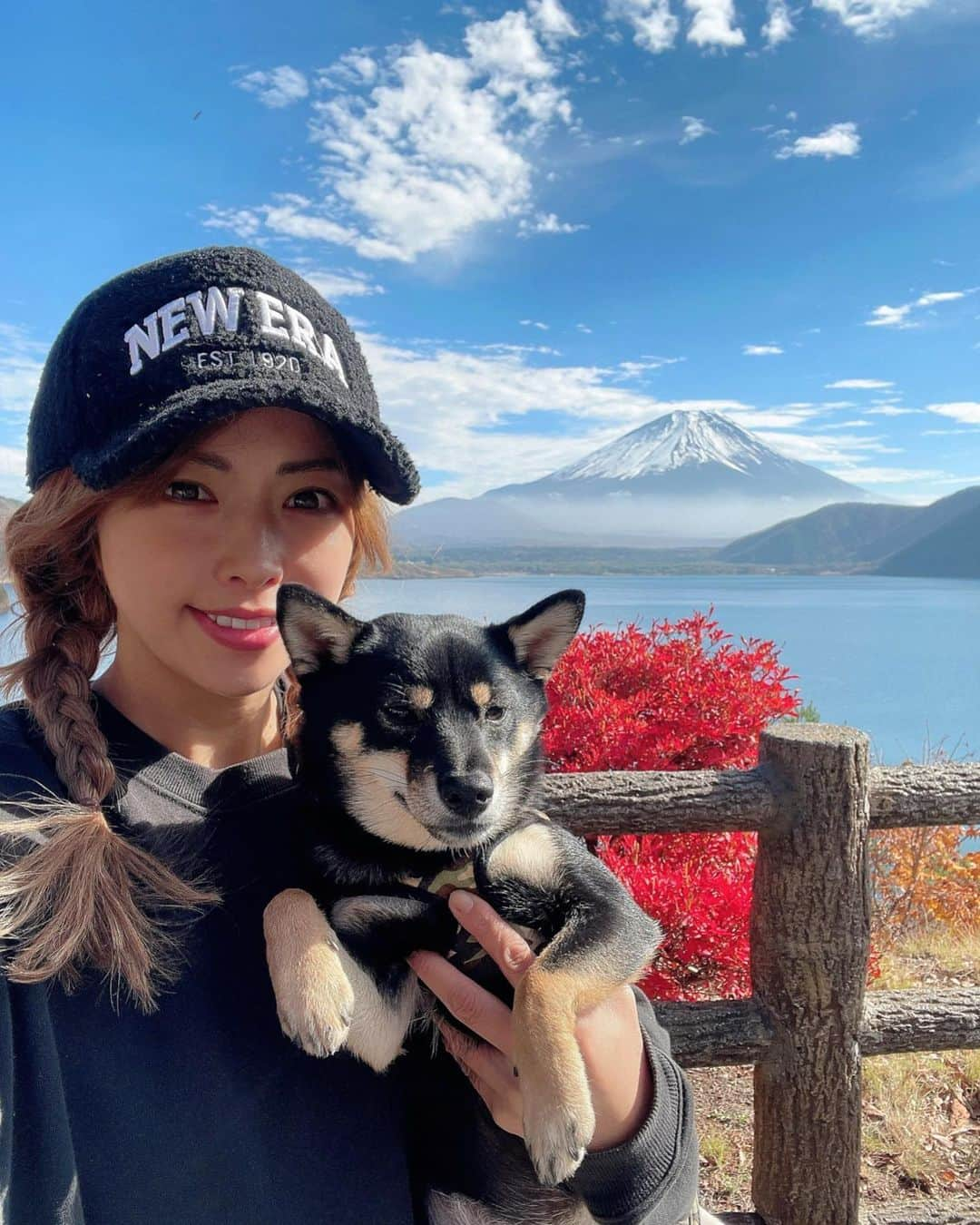 あおい夏海さんのインスタグラム写真 - (あおい夏海Instagram)「昨日今日見えた富士山、 今まで生きてきた中で1番綺麗だった🥹✨✨   #本栖湖 #豆柴 #黒豆柴 #あおい夏海 #富士山 #富士山が好き  #千円札の富士山  #紅葉 #最高すぎ  #青空 #秋晴れ #japanesestyle」11月23日 19時14分 - natsumi.aoi