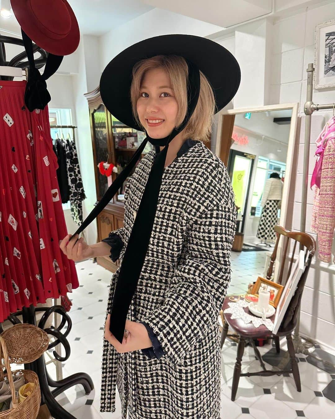 SHOKOさんのインスタグラム写真 - (SHOKOInstagram)「12月4日まで @sforshoko 青山店では、 @joelle_chapeau さんの素敵なお帽子のPOP UP SHOPを開催しています✨ 秋冬コレクションのお洋服や小物と合わせて、ぜひ世界観をお楽しみください🤎🤍🎩✨」11月23日 19時14分 - shoko_london