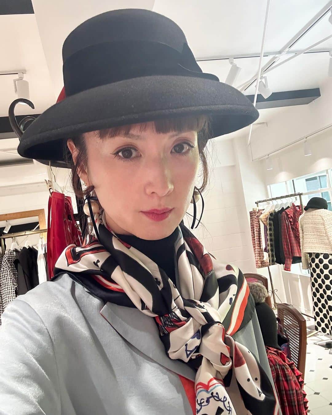 SHOKOのインスタグラム：「12月4日まで @sforshoko 青山店では、 @joelle_chapeau さんの素敵なお帽子のPOP UP SHOPを開催しています✨ 秋冬コレクションのお洋服や小物と合わせて、ぜひ世界観をお楽しみください🤎🤍🎩✨」