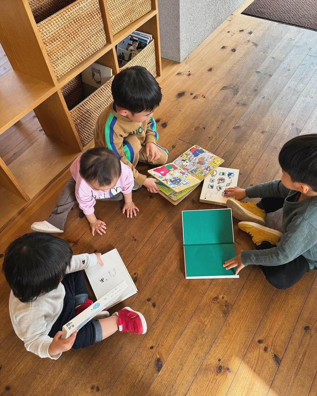 MAKI MIYAMOTO 宮本真紀のインスタグラム：「. 保育園みたいな休日👦🏻👦🏻👶🏻👶🏻 全員自由。  #dayoff」