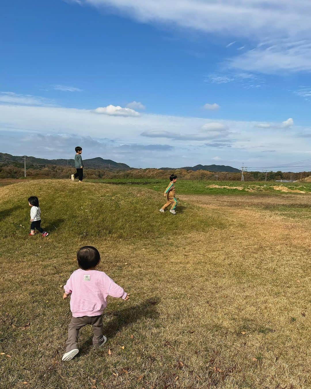 MAKI MIYAMOTO 宮本真紀さんのインスタグラム写真 - (MAKI MIYAMOTO 宮本真紀Instagram)「. 保育園みたいな休日👦🏻👦🏻👶🏻👶🏻 全員自由。  #dayoff」11月23日 19時14分 - makime_me_