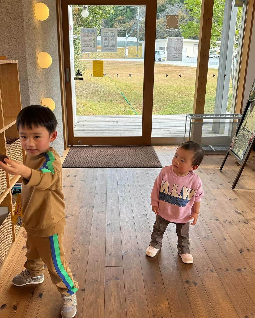 MAKI MIYAMOTO 宮本真紀さんのインスタグラム写真 - (MAKI MIYAMOTO 宮本真紀Instagram)「. 保育園みたいな休日👦🏻👦🏻👶🏻👶🏻 全員自由。  #dayoff」11月23日 19時14分 - makime_me_