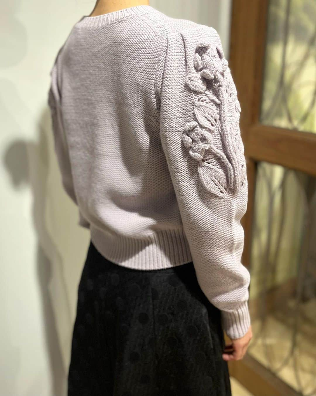 丸山敬太のインスタグラム：「❁ Recommend item ❁  ✔️ Violet Hand Motif PO ニット  ¥41,800 (intax)  ー 📞 お問合せ先 🛒　ー  【丸山邸 MAISON de MARUYAMA 】 〒107-0062 東京都港区南⻘山4-25-10 TEL: 03- 3406-1935 MAIL: info-stkeitamaruyama.com  【 KEITAMARUYAMA 阪急うめだ本店 】 〒530-8350 大阪府大阪市北区角田町8番7号 TEL: 06-6313-0605 （直通）  【MAISON de MARUYAMA 神戸別邸 】 〒651-8511 神戸市中央区小野柄通8-1-8 🏬　　神戸阪急　新館3F （神戸国際会館側上りエスカレーターの目の前です） TEL：078-200-7317（直通）  #keitamaruyama #ケイタマルヤマ  #maisondemaruyama  #丸山邸 #神戸別邸 #阪急うめだ本店 #手編みニット #すみれ #ニット」