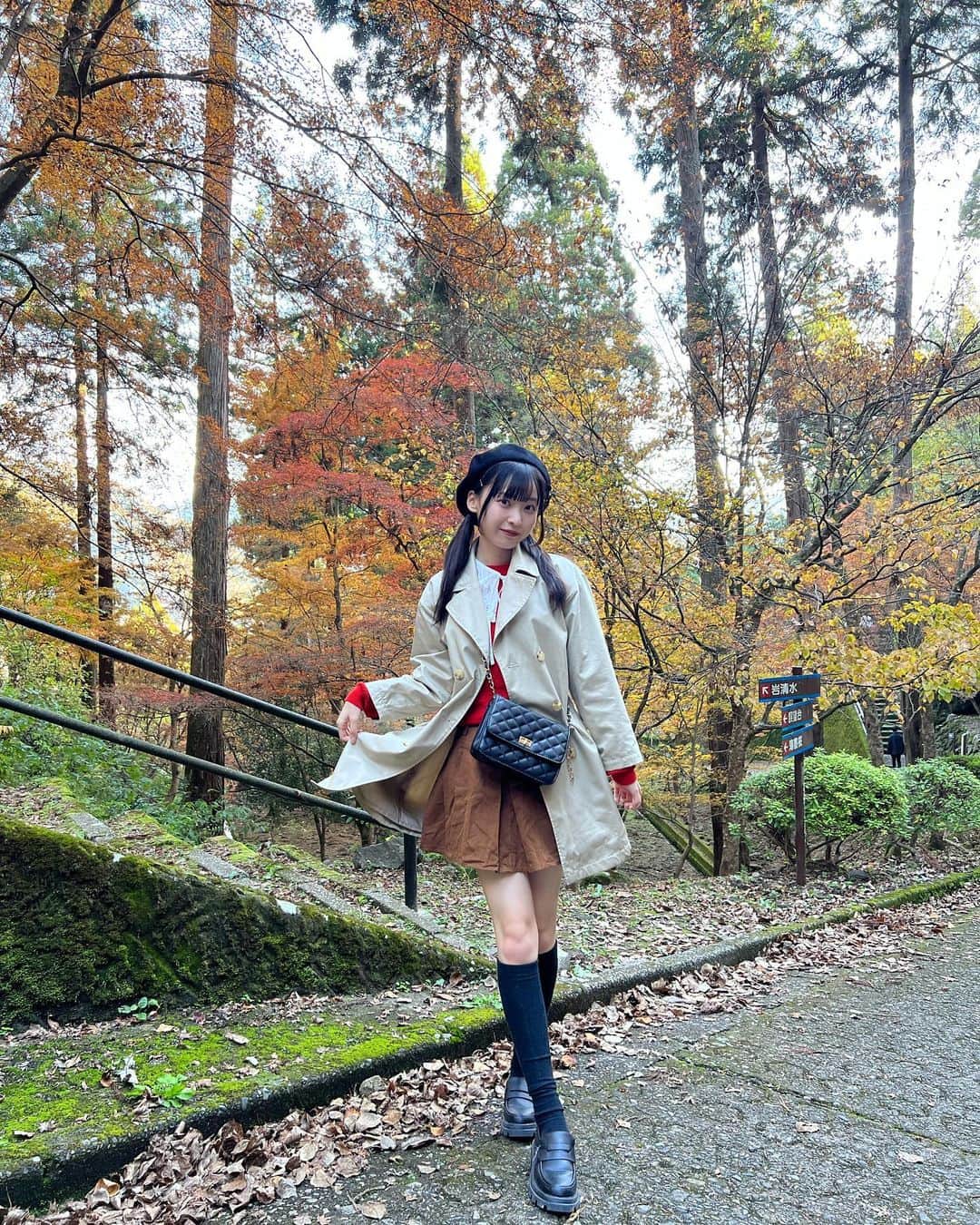 坂川陽香のインスタグラム：「紅葉見てきました🍁🪵✨  紅葉に合わせて赤とか茶色を意識してみたら、お気に入りコーデ完成してご機嫌〜🦀♡  #坂川陽香 #06  #AKB48  #紅葉コーデ #ootd」