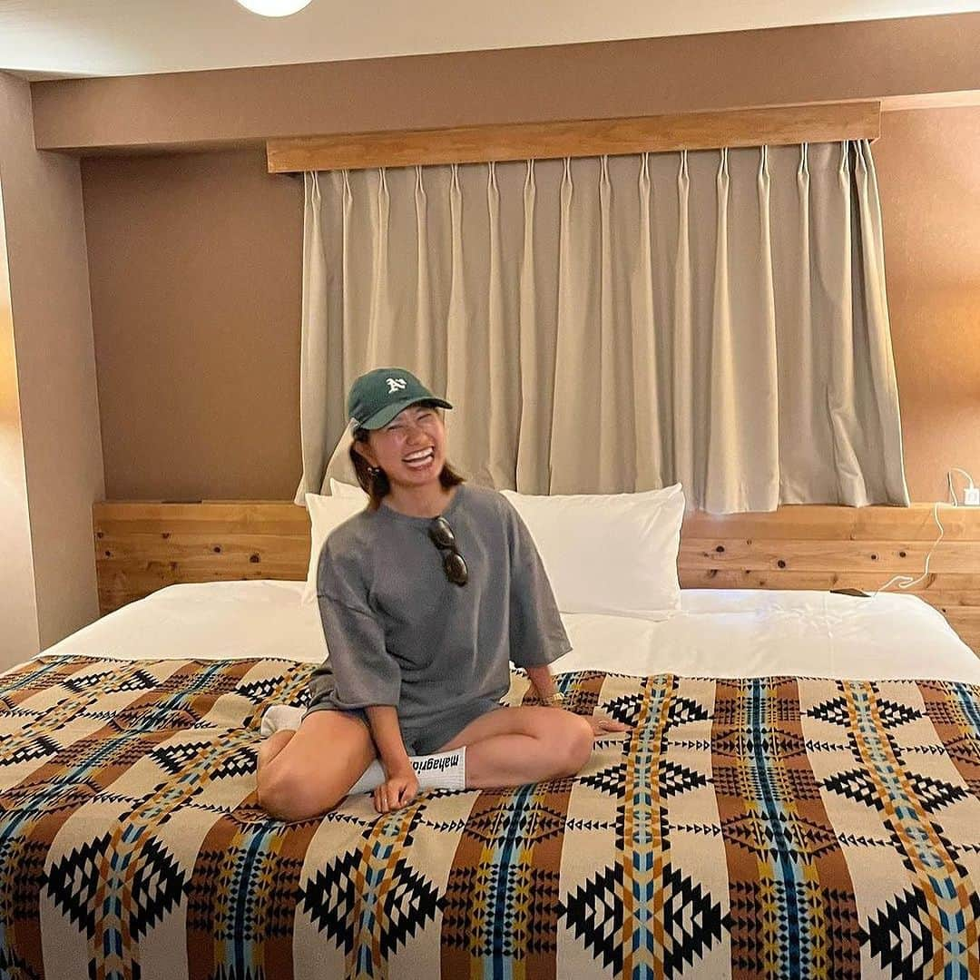 UNWIND HOTEL&BAR THE LODGE-LIKE HOTELさんのインスタグラム写真 - (UNWIND HOTEL&BAR THE LODGE-LIKE HOTELInstagram)「@ayakachaco 様の素敵なお写真を#repost させていただきます！✨ - - - - - - - - - - - - - - - - - - -   ホテルを満喫♡  ロッジにいるみたいな落ち着くお部屋に泊まったよ💭  屋上には焚き火があってボーッとししちゃう🥱笑  そしてマシュマロ焼いたら丸こげに😂  夜のバーもお洒落で雰囲気最高だよ♡  朝ごはんのスープが本当にやさしくておいしかったの〜🥣  最後は自転車を借りて大通公園のグルメまつりへ！  全部いい思い出。 また行きたいな〜☺️💭  - - - - - - - - - - - - - - - - - - -  📍@unwind_hotel_sapporo ロッジライクの非日常感な体験ができる ライフスタイルホテルです。  #explorelively #unwindhotelandbar #unwindhotelandbarsapporo⁠  #ペンドルトン  #pendleton  #薪ストーブのある暮らし #ログハウス #ロッジ  #札幌ホテル #北海道ホテル #ホカンス #ホテル巡り #ホテル女子  #ホテルライフ #ホステル #デザインホテル #ペンドルトン #ホテル朝食   #hotel #hokkaido #trip #hokkaidosgram #hokkaidolikers #japantrips #rooftopbar」11月23日 19時17分 - unwind_hotel_sapporo