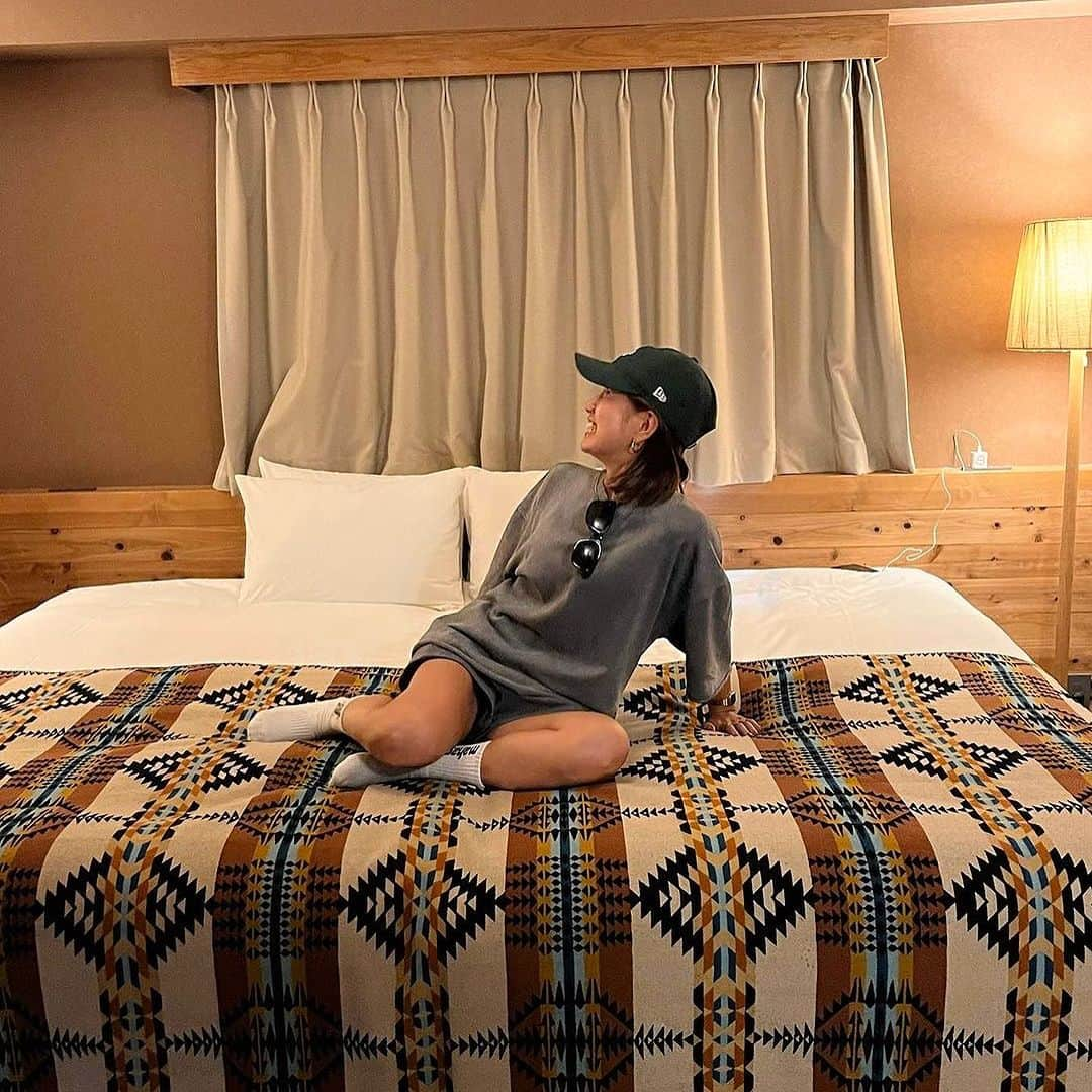 UNWIND HOTEL&BAR THE LODGE-LIKE HOTELさんのインスタグラム写真 - (UNWIND HOTEL&BAR THE LODGE-LIKE HOTELInstagram)「@ayakachaco 様の素敵なお写真を#repost させていただきます！✨ - - - - - - - - - - - - - - - - - - -   ホテルを満喫♡  ロッジにいるみたいな落ち着くお部屋に泊まったよ💭  屋上には焚き火があってボーッとししちゃう🥱笑  そしてマシュマロ焼いたら丸こげに😂  夜のバーもお洒落で雰囲気最高だよ♡  朝ごはんのスープが本当にやさしくておいしかったの〜🥣  最後は自転車を借りて大通公園のグルメまつりへ！  全部いい思い出。 また行きたいな〜☺️💭  - - - - - - - - - - - - - - - - - - -  📍@unwind_hotel_sapporo ロッジライクの非日常感な体験ができる ライフスタイルホテルです。  #explorelively #unwindhotelandbar #unwindhotelandbarsapporo⁠  #ペンドルトン  #pendleton  #薪ストーブのある暮らし #ログハウス #ロッジ  #札幌ホテル #北海道ホテル #ホカンス #ホテル巡り #ホテル女子  #ホテルライフ #ホステル #デザインホテル #ペンドルトン #ホテル朝食   #hotel #hokkaido #trip #hokkaidosgram #hokkaidolikers #japantrips #rooftopbar」11月23日 19時17分 - unwind_hotel_sapporo