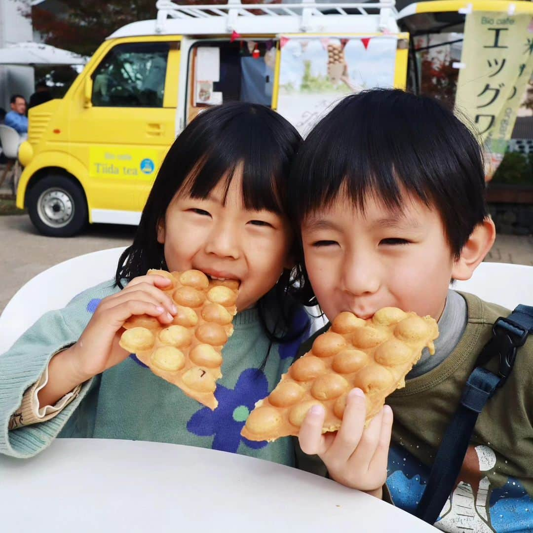 本仮屋リイナさんのインスタグラム写真 - (本仮屋リイナInstagram)「母のキッチンカーでたまに、お店番もしてます🐔⁡ ⁡⁡ ⁡⁡きょうは⁡突然のスペシャルゲストが登場で、特別うれしい日に🥹︎🩷 ⁡ #キッチンカー ⁡ ⁡#エッグワッフル ⁡ ⁡#グルテンフリー ⁡ ⁡#オーガニックカフェ」11月23日 19時18分 - riina_motokariya