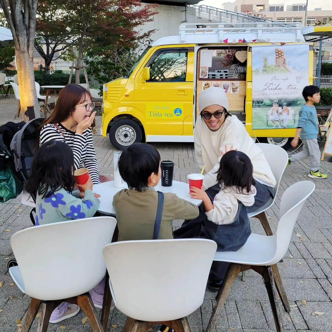 本仮屋リイナさんのインスタグラム写真 - (本仮屋リイナInstagram)「母のキッチンカーでたまに、お店番もしてます🐔⁡ ⁡⁡ ⁡⁡きょうは⁡突然のスペシャルゲストが登場で、特別うれしい日に🥹︎🩷 ⁡ #キッチンカー ⁡ ⁡#エッグワッフル ⁡ ⁡#グルテンフリー ⁡ ⁡#オーガニックカフェ」11月23日 19時18分 - riina_motokariya