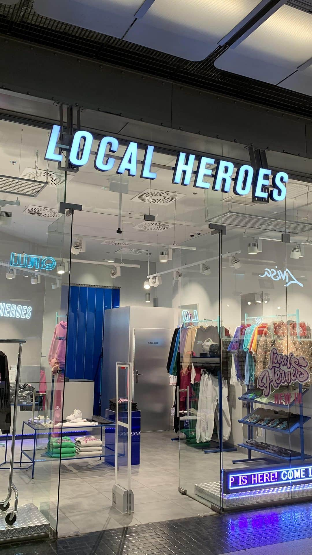 LOCAL HEROESのインスタグラム：「BLACK WEEK Local Heroes in all LH STORES! / Wpadajcie do naszych sklepów stacjonarnych i korzystajcie z naszej promo! 🛒  P.S Dajcie znać, do którego sklepu macie najbliżej! 💗」