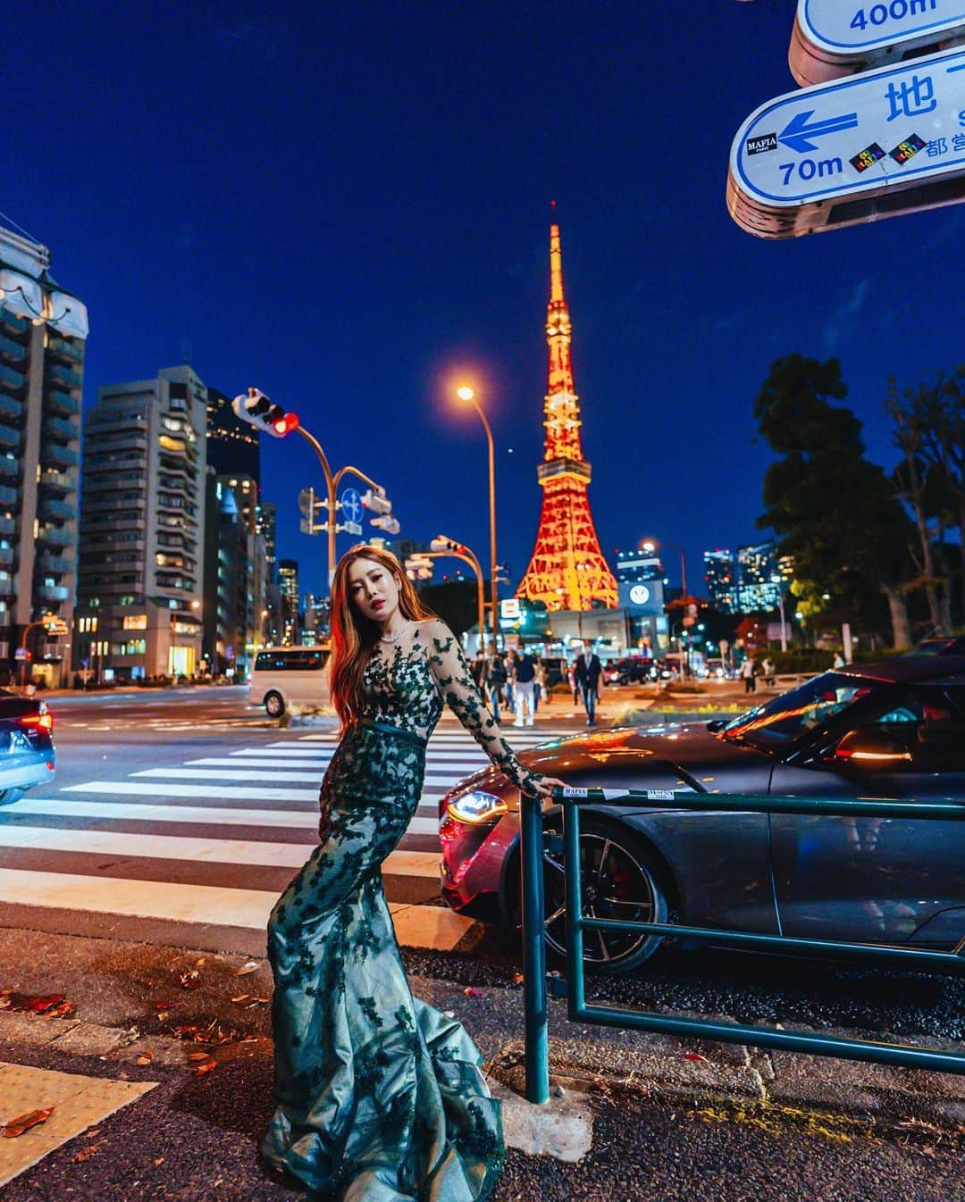 Stella Leeのインスタグラム：「My favorite landmarks in the whole world 🗼🗼🗼  Wearing custom dress from @verenamia ✨」