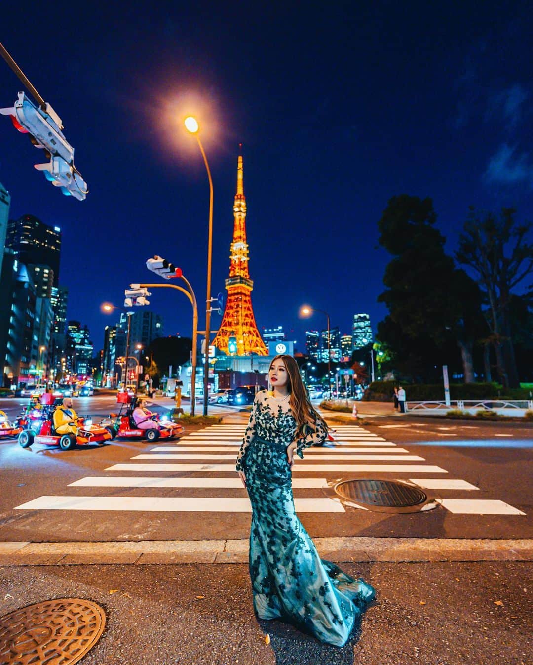 Stella Leeさんのインスタグラム写真 - (Stella LeeInstagram)「My favorite landmarks in the whole world 🗼🗼🗼  Wearing custom dress from @verenamia ✨」11月23日 19時20分 - stellalee92