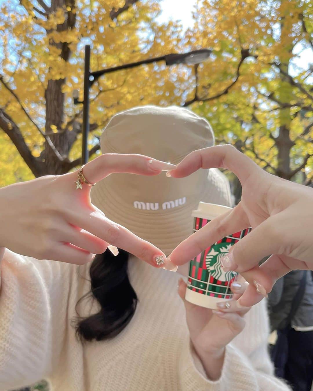 ayaさんのインスタグラム写真 - (ayaInstagram)「🌙🕯️🧈⛅️  銀杏並木の続き🎗️  今年のお誕生日の時に いつもお世話になってる方に プレゼントでいただいた MIUMIUのバケハ🥹🫶🏻🚡☽  サプライズだったので家に届いた時に 配送先間違えてしまったのかと 思うくらいにびっくりした😭🤍  銀杏並木行く時に絶対被ると 決めていて念願の( ◜◡◝ )🛵 かわいい〜！！  いただいた時にすぐ撮った 9〜10枚目も🌙  🤍 @harunaka   #starbucks  #外苑前 #神宮外苑 #神宮外苑いちょう並木 #外苑前いちょう並木 #外苑前銀杏並木 #外苑前カフェ #いちょう #いちょう並木 #銀杏 #イチョウ #イチョウ並木 #銀杏並木 #青山一丁目 #スタバ #スターバックス #miumiu #snidel #grl #maisonmargiela #ミュウミュウ #メゾンマルジェラ #マルジェラ #マルジェラバッグ #5AC #ニットワンピース #ムートン #スナイデル #グレイル」11月23日 19時21分 - xxayapink