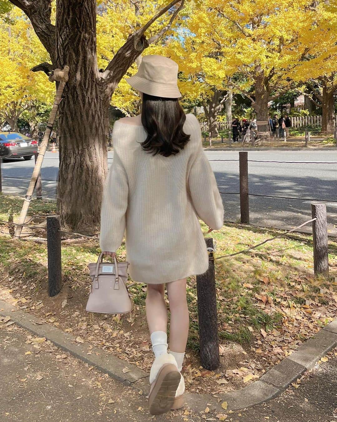 ayaさんのインスタグラム写真 - (ayaInstagram)「🌙🕯️🧈⛅️  銀杏並木の続き🎗️  今年のお誕生日の時に いつもお世話になってる方に プレゼントでいただいた MIUMIUのバケハ🥹🫶🏻🚡☽  サプライズだったので家に届いた時に 配送先間違えてしまったのかと 思うくらいにびっくりした😭🤍  銀杏並木行く時に絶対被ると 決めていて念願の( ◜◡◝ )🛵 かわいい〜！！  いただいた時にすぐ撮った 9〜10枚目も🌙  🤍 @harunaka   #starbucks  #外苑前 #神宮外苑 #神宮外苑いちょう並木 #外苑前いちょう並木 #外苑前銀杏並木 #外苑前カフェ #いちょう #いちょう並木 #銀杏 #イチョウ #イチョウ並木 #銀杏並木 #青山一丁目 #スタバ #スターバックス #miumiu #snidel #grl #maisonmargiela #ミュウミュウ #メゾンマルジェラ #マルジェラ #マルジェラバッグ #5AC #ニットワンピース #ムートン #スナイデル #グレイル」11月23日 19時21分 - xxayapink