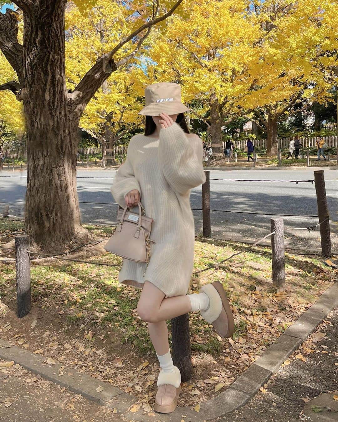 ayaさんのインスタグラム写真 - (ayaInstagram)「🌙🕯️🧈⛅️  銀杏並木の続き🎗️  今年のお誕生日の時に いつもお世話になってる方に プレゼントでいただいた MIUMIUのバケハ🥹🫶🏻🚡☽  サプライズだったので家に届いた時に 配送先間違えてしまったのかと 思うくらいにびっくりした😭🤍  銀杏並木行く時に絶対被ると 決めていて念願の( ◜◡◝ )🛵 かわいい〜！！  いただいた時にすぐ撮った 9〜10枚目も🌙  🤍 @harunaka   #starbucks  #外苑前 #神宮外苑 #神宮外苑いちょう並木 #外苑前いちょう並木 #外苑前銀杏並木 #外苑前カフェ #いちょう #いちょう並木 #銀杏 #イチョウ #イチョウ並木 #銀杏並木 #青山一丁目 #スタバ #スターバックス #miumiu #snidel #grl #maisonmargiela #ミュウミュウ #メゾンマルジェラ #マルジェラ #マルジェラバッグ #5AC #ニットワンピース #ムートン #スナイデル #グレイル」11月23日 19時21分 - xxayapink
