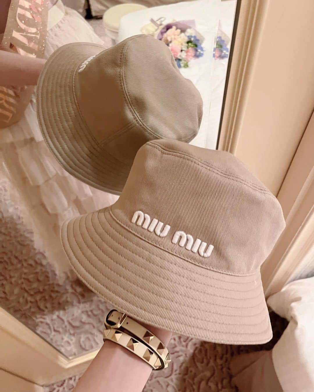 ayaさんのインスタグラム写真 - (ayaInstagram)「🌙🕯️🧈⛅️  銀杏並木の続き🎗️  今年のお誕生日の時に いつもお世話になってる方に プレゼントでいただいた MIUMIUのバケハ🥹🫶🏻🚡☽  サプライズだったので家に届いた時に 配送先間違えてしまったのかと 思うくらいにびっくりした😭🤍  銀杏並木行く時に絶対被ると 決めていて念願の( ◜◡◝ )🛵 かわいい〜！！  いただいた時にすぐ撮った 9〜10枚目も🌙  🤍 @harunaka   #starbucks  #外苑前 #神宮外苑 #神宮外苑いちょう並木 #外苑前いちょう並木 #外苑前銀杏並木 #外苑前カフェ #いちょう #いちょう並木 #銀杏 #イチョウ #イチョウ並木 #銀杏並木 #青山一丁目 #スタバ #スターバックス #miumiu #snidel #grl #maisonmargiela #ミュウミュウ #メゾンマルジェラ #マルジェラ #マルジェラバッグ #5AC #ニットワンピース #ムートン #スナイデル #グレイル」11月23日 19時21分 - xxayapink