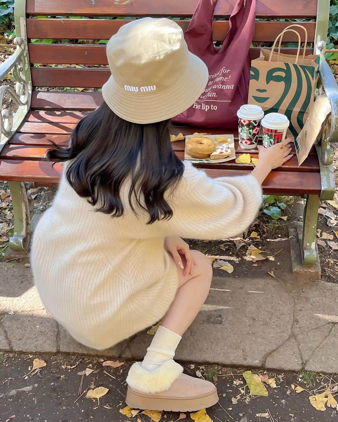 ayaさんのインスタグラム写真 - (ayaInstagram)「🌙🕯️🧈⛅️  銀杏並木の続き🎗️  今年のお誕生日の時に いつもお世話になってる方に プレゼントでいただいた MIUMIUのバケハ🥹🫶🏻🚡☽  サプライズだったので家に届いた時に 配送先間違えてしまったのかと 思うくらいにびっくりした😭🤍  銀杏並木行く時に絶対被ると 決めていて念願の( ◜◡◝ )🛵 かわいい〜！！  いただいた時にすぐ撮った 9〜10枚目も🌙  🤍 @harunaka   #starbucks  #外苑前 #神宮外苑 #神宮外苑いちょう並木 #外苑前いちょう並木 #外苑前銀杏並木 #外苑前カフェ #いちょう #いちょう並木 #銀杏 #イチョウ #イチョウ並木 #銀杏並木 #青山一丁目 #スタバ #スターバックス #miumiu #snidel #grl #maisonmargiela #ミュウミュウ #メゾンマルジェラ #マルジェラ #マルジェラバッグ #5AC #ニットワンピース #ムートン #スナイデル #グレイル」11月23日 19時21分 - xxayapink