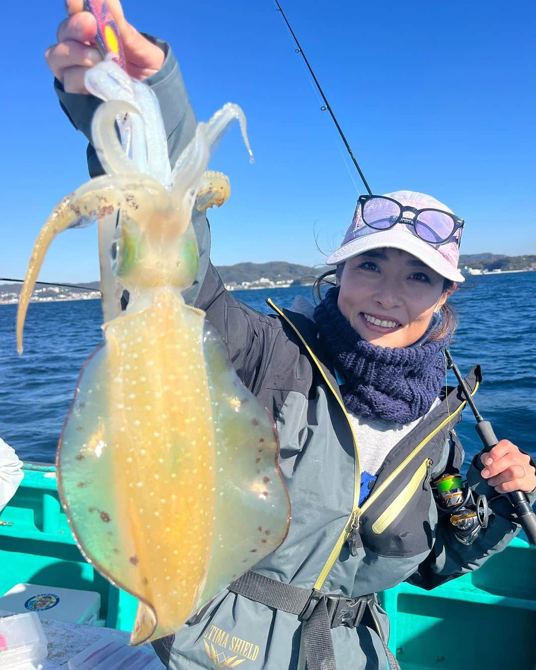 川目梢さんのインスタグラム写真 - (川目梢Instagram)「奇跡的に釣れた😭 佐島『鶴丸』さんでアオリイカ🦑  まぢ、自分 リズム感なくね？ ものすごーく ぎこちない誘いだったのだけど 船長の丁寧な指導のおかげで とりあえずティップランしてるって感じになりました‼️  澄み潮もあって なかなか難しかったけど ステキな体験でございました  またすぐやりたい‼️  #鶴丸 #アオリイカ #ティップラン #釣り #釣りガール #釣り女子 #釣りスタグラム #釣りバカ #釣り好きな人と繋がりたい #釣り好き   初めてのティップラン楽しかった」11月23日 19時33分 - kozukozu0615