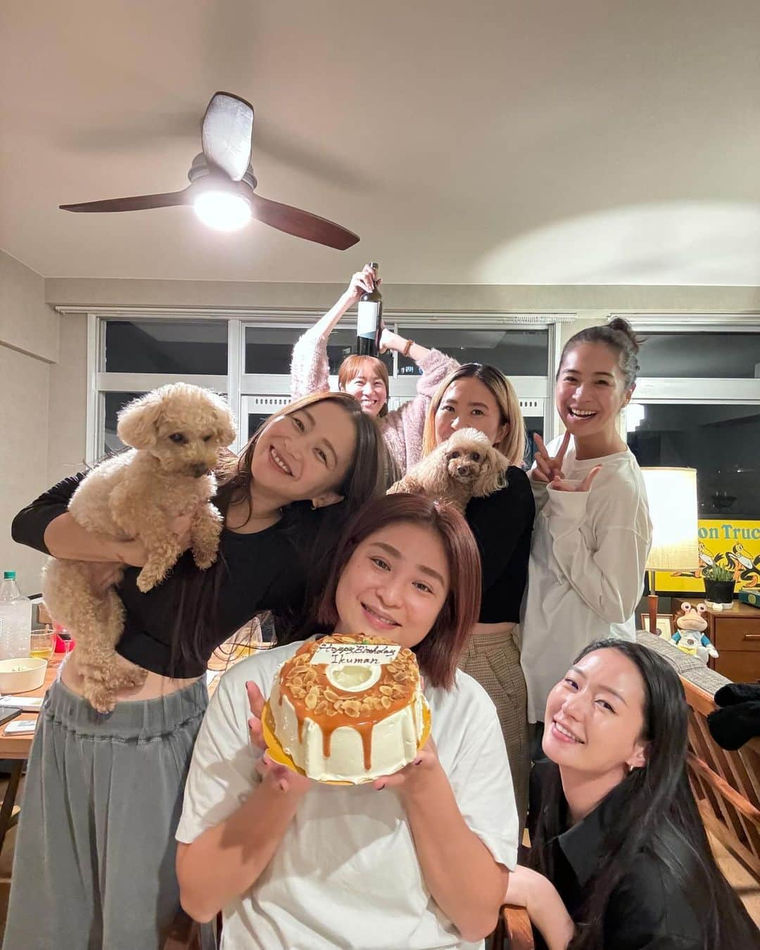 大田明奈のインスタグラム：「最近のいろいろ😊 ✈️🍷💍♥️👙🎂 ①いくまん誕生日 ②お買い物♡ ③MOREとMONYとCAFE ④いくまん撃沈 ⑤バカラシャンデリア写真撮る位置逆 ⑥ジェニが行ってたから行ったアンテロープキャニオン ⑦めぐ結婚式 ⑧ブーケ呼ばれなかった組 ⑨お気に入りスキンケア ⑩大好きバッファローウイング  個人的には⑧番がすき。」