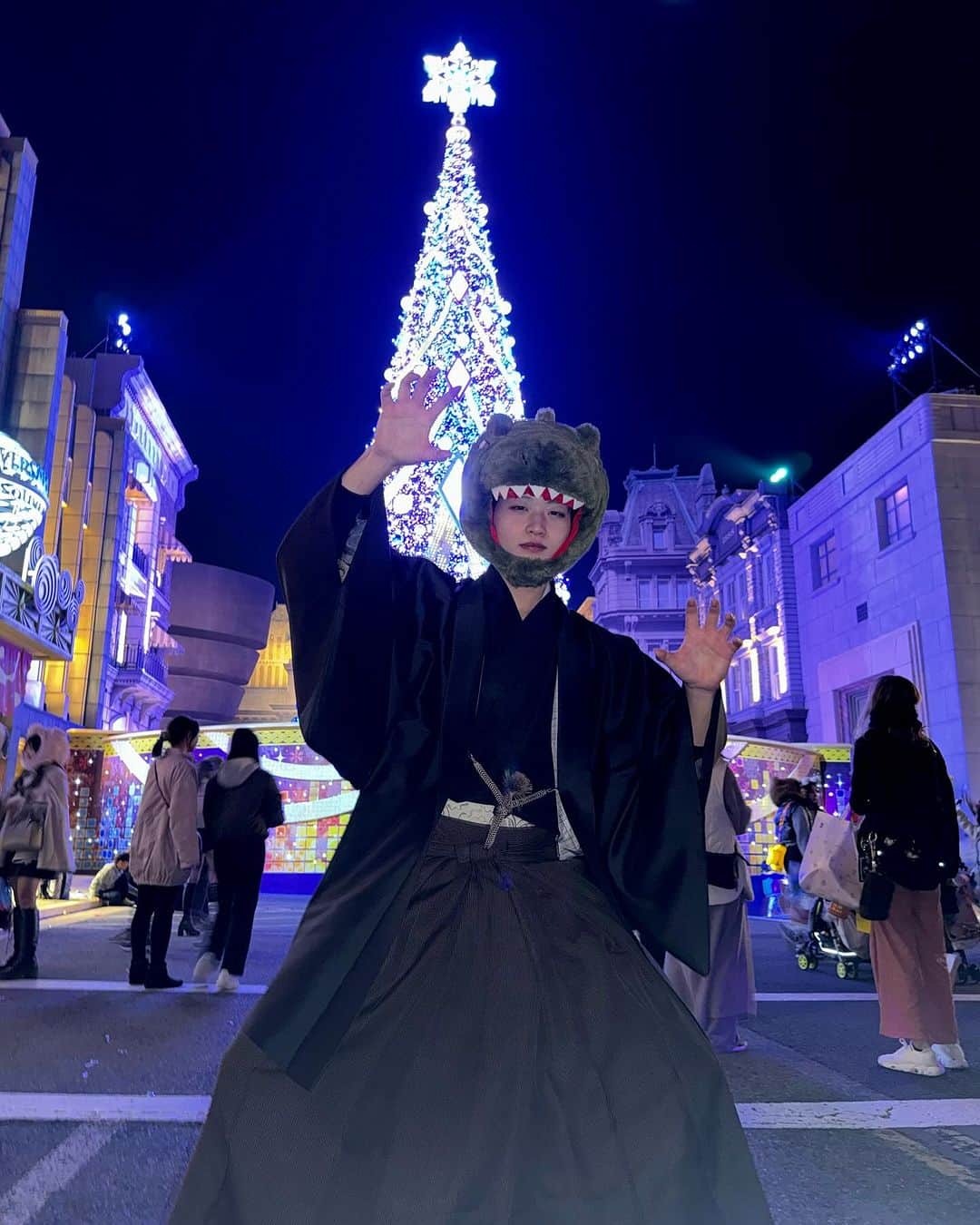 渦-uzuのインスタグラム：「着物でユニバ行ってきました👘×🦖 I went to USJ wearing a kimono!!  着物でも難なく乗り物に乗れました！！ぜひ皆様も着物でユニバに行ってみて下さい🙌🏻 Try wearing a kimono and go to USJ🌏  #着物ユニバ #kimonousj」