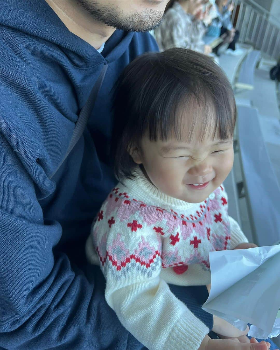 安中亜美さんのインスタグラム写真 - (安中亜美Instagram)「家族旅行 in 城崎温泉🦀 私がカニを食べたくて決まった旅行♡  私の思い出日記📔 行きは名物？の出石そばを食べに🍴 せーや20皿も食べて、まだ食べれる言ってた😂 紬生も山菜ご飯気に入ってくれてたくさん食べたね🍚  その後城崎マリンワールドへ🐬 イルカショーには全く興味なくて、あくびしてた🥱 いつか楽しさわかる日が楽しみや❤️‍🔥  旅館着いて、紬生とせーやがお昼寝したから 私は1人で大浴場でゆっくりお風呂入れて幸せ感じすぎた🥹 子供産んでから、1人でゆっくりお風呂の時間が 何より幸せやと感じる😂♨️  夜はお部屋食で私はカニ🦀誠也は但馬牛🍖 紬生は卵うどん一人前とポテトフライとフルーツ食べて ←食べすぎ笑 ご飯運んでくれる方と仲良しなって楽しそうやった😂❤️ 最後は一生の別れ並に、タッチ繰り返してた笑  旅行行くといつも初日夜泣き酷くて 今回もすごい泣いてたけど、朝はご機嫌に起床☀️  紬生と旅行は夏の沖縄ぶりやってんけど 今回めっちゃ成長感じた🥹❤️ ご飯も大人と同じ物取り分けたら食べれるし 言ってること理解してるし、何より1人で歩くし🥹 紬生も楽しめるようになってて嬉しかったな🥰  次はどこ行こうかな🚗  #家族旅行#旅行#城崎温泉#カニ旅行#女の子ママ#1歳3ヶ月」11月23日 19時25分 - amitwinsworld