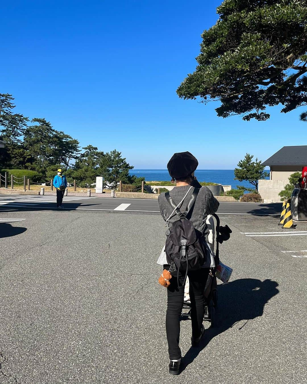 安中亜美さんのインスタグラム写真 - (安中亜美Instagram)「家族旅行 in 城崎温泉🦀 私がカニを食べたくて決まった旅行♡  私の思い出日記📔 行きは名物？の出石そばを食べに🍴 せーや20皿も食べて、まだ食べれる言ってた😂 紬生も山菜ご飯気に入ってくれてたくさん食べたね🍚  その後城崎マリンワールドへ🐬 イルカショーには全く興味なくて、あくびしてた🥱 いつか楽しさわかる日が楽しみや❤️‍🔥  旅館着いて、紬生とせーやがお昼寝したから 私は1人で大浴場でゆっくりお風呂入れて幸せ感じすぎた🥹 子供産んでから、1人でゆっくりお風呂の時間が 何より幸せやと感じる😂♨️  夜はお部屋食で私はカニ🦀誠也は但馬牛🍖 紬生は卵うどん一人前とポテトフライとフルーツ食べて ←食べすぎ笑 ご飯運んでくれる方と仲良しなって楽しそうやった😂❤️ 最後は一生の別れ並に、タッチ繰り返してた笑  旅行行くといつも初日夜泣き酷くて 今回もすごい泣いてたけど、朝はご機嫌に起床☀️  紬生と旅行は夏の沖縄ぶりやってんけど 今回めっちゃ成長感じた🥹❤️ ご飯も大人と同じ物取り分けたら食べれるし 言ってること理解してるし、何より1人で歩くし🥹 紬生も楽しめるようになってて嬉しかったな🥰  次はどこ行こうかな🚗  #家族旅行#旅行#城崎温泉#カニ旅行#女の子ママ#1歳3ヶ月」11月23日 19時25分 - amitwinsworld