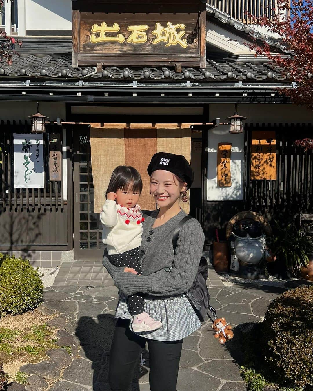 安中亜美さんのインスタグラム写真 - (安中亜美Instagram)「家族旅行 in 城崎温泉🦀 私がカニを食べたくて決まった旅行♡  私の思い出日記📔 行きは名物？の出石そばを食べに🍴 せーや20皿も食べて、まだ食べれる言ってた😂 紬生も山菜ご飯気に入ってくれてたくさん食べたね🍚  その後城崎マリンワールドへ🐬 イルカショーには全く興味なくて、あくびしてた🥱 いつか楽しさわかる日が楽しみや❤️‍🔥  旅館着いて、紬生とせーやがお昼寝したから 私は1人で大浴場でゆっくりお風呂入れて幸せ感じすぎた🥹 子供産んでから、1人でゆっくりお風呂の時間が 何より幸せやと感じる😂♨️  夜はお部屋食で私はカニ🦀誠也は但馬牛🍖 紬生は卵うどん一人前とポテトフライとフルーツ食べて ←食べすぎ笑 ご飯運んでくれる方と仲良しなって楽しそうやった😂❤️ 最後は一生の別れ並に、タッチ繰り返してた笑  旅行行くといつも初日夜泣き酷くて 今回もすごい泣いてたけど、朝はご機嫌に起床☀️  紬生と旅行は夏の沖縄ぶりやってんけど 今回めっちゃ成長感じた🥹❤️ ご飯も大人と同じ物取り分けたら食べれるし 言ってること理解してるし、何より1人で歩くし🥹 紬生も楽しめるようになってて嬉しかったな🥰  次はどこ行こうかな🚗  #家族旅行#旅行#城崎温泉#カニ旅行#女の子ママ#1歳3ヶ月」11月23日 19時25分 - amitwinsworld