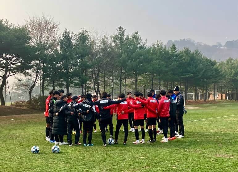 ROASSO KUMAMOTOのインスタグラム：「韓国強化遠征🇰🇷3日目 11月23日 坡州ナショナルフットボールトレーニングセンターでのトレーニング⚽️ 皆、元気にトレーニングに励んでいます🔥 #ロアッソ熊本」