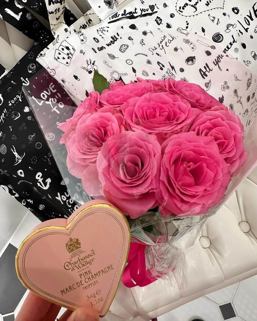 SHOKOのインスタグラム：「先日、英国大使館で、素敵なご縁で出会ったにしぐち瑞穂さん💕スタイリストやUKロイヤルファミリーGeekとしてご活躍です。青山店に来てくださいました！🇬🇧  イギリスのカルチャー、ロンドンとパリの話、共通の話題で盛り上がって、とっても楽しくお話とまらなかった🎶 私の作品のなかから @sforshoko 「ロンドンMAP柄スカーフ」を気に入ってくださったのも嬉しかったです✨  この日、瑞穂さんが持ってきてくださったピンクの薔薇の花束と、 @charbonnel1875 のピンクシャンパンチョコレート、このすべてのセンスが「さすがUK通！」涙が出ます🥹🌹なにより、ギュッと詰まった花束がロンドンっぽくて💐✨」