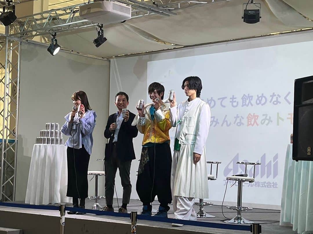 田村侑久のインスタグラム：「今日はアサヒさんの「みんな飲みトモ。スマドリでええねん！」PRイベントでした😊  みなさんにスマドリの魅力をいっぱい伝えられて嬉しかったです😍  3枚目の写真は酔っ払ってるように見えますけど、プロジェクターの光なので安心してください🤣🤣 #スマドリ #アサヒビール #PR #ボイメン」