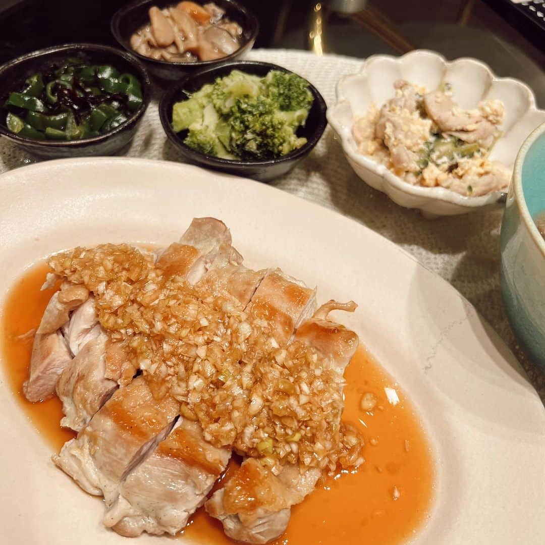 浪花ほのかさんのインスタグラム写真 - (浪花ほのかInstagram)「チキンが食べたくなった日🐔  ・油淋鶏 ・塩昆布ピーマン ・にんにくブロッコリー ・キノコのマリネ ・ゴーヤチャンプル  チキンをどうしても食べたくなる日があるんです😚笑 タレなども手作りの方が自分の好みの味に近づけれるので楽しいし美味しい🥰  #油淋鶏 #中華料理 #鶏肉料理 #今日の献立 #夜ご飯 #手作りご飯」11月23日 19時28分 - nnwhnk