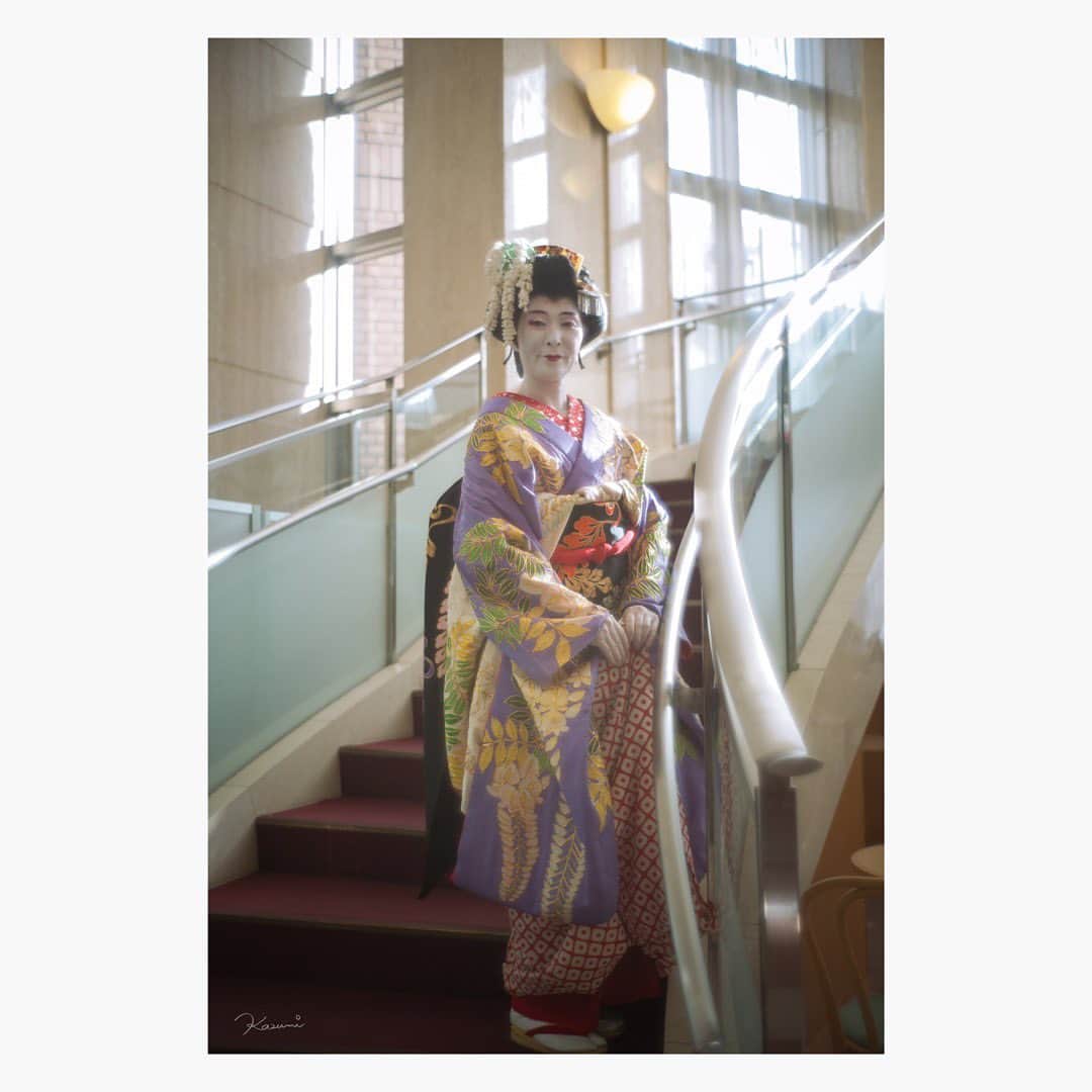 花澄さんのインスタグラム写真 - (花澄Instagram)「友人の若柳絵莉香さん主催 莉利の会を観に日本橋劇場へ。 最近ぜんぜん会えてなかったから わーねーちょっとー久しぶりー！ ってなっちゃったよ。 斉藤範子さんの藤娘は美しかったし えりかせんせいのお蕎麦屋さんは 軽妙で楽しかった。 何回観ても 日舞はよくわからないのだけれど いつも伝わるエネルギーで感じ取っている。 西沢さんとも久しぶりに会って ちょっとほんとにわたしたち 1回集まりたいよね… 集まらないとだよね… とお互い言い残し別れた。 話したいことが溜まりすぎて 3周半くらいしちゃってる。 西沢さんとお芝居、とんとしてないなぁ…  Leica M10-P summilux 35mm f1.4 2nd  #leica#leicam10p#summilux#summilux35#summilux35mm2nd#oldlens#オールドレンズ#tokyo#japan#oldlens_tokyo#花澄#kazumiphotography」11月23日 19時29分 - textisan