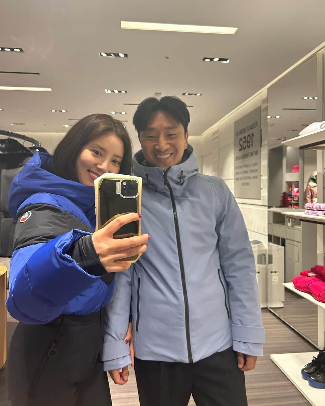 ソン・ダムビのインスタグラム：「드디어 스키시즌❤️ 커밍 쑨😘😘 스키복 너로 정했어🤘🏻🤘🏻」