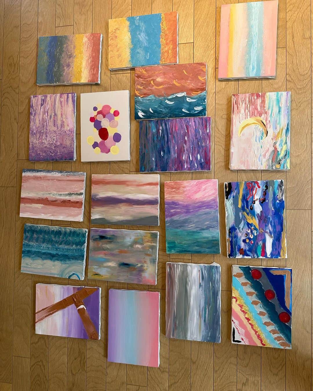Hana4さんのインスタグラム写真 - (Hana4Instagram)「11/26 Calm Art Meditation at @igniteliving Sunday Workshop 🎨🧘 @hana4art   今年最後のアートメディテーション✨ 参加したことのある方もない方も 是非気楽に参加して今年最後の思い出を作りにきてね😘  2枚目に簡単に私のアートメディテーションについての説明  3〜6枚は参加者の声  7〜9枚は私がアートメディテーションをする きっかけになった自分のアートワーク制作過程✨  10枚目は前回のWSのみなさまのアート  こちらを載せてます🎨  今回は前回のガイドを少し変化させた 年末バージョン そしてアートは指を使って描く予定です💞  お楽しみに😘 ご予約は @igniteliving の投稿や 私のトップページのハイライトから飛べます🔗  いつもこのチャンスをくれる @jurikooo に心からの感謝です🥺❤️  #calmartmeditation_H #meditation #artworkshop #Hana4art #igniteliving」11月23日 19時29分 - hana4_official_