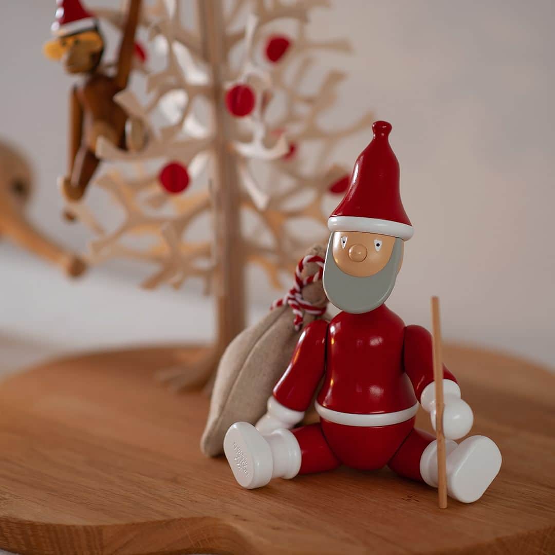 フリーデザインさんのインスタグラム写真 - (フリーデザインInstagram)「クリスマスまであと１か月ほど。クリスマスを待つわくわくする気持ちを運んでくれる「サンタクロース」のオブジェのご紹介です！  デンマークのデザイナー「カイ・ボイスン／Kay Bojesen」が1940年代にデザインした「サンタクロース」。まんまるい鼻、少し眠そうな目、お腹の丸みが可愛らしい佇まいです。ブランドのアイコン的存在「モンキー」と同じく、手足の付け根が可動するので、立たせたり座らせたりできます。  本体はもちろん、付属する杖の先まで、職人の手作業によって丁寧に仕上げられているため、尖った箇所はなく、子どもの玩具としても安心。触ると木材のあたたかさや、つくり手の愛情が感じられます。  木製のサンタクロースを迎え入れて、この時期の特別なインテリアを楽しんでみてはいかがでしょうか。  ▼詳細はプロフィールのリンクからご覧いただけます。 → @freedesign_jp  【取扱店舗】 オンラインショップ  #カイボイスン #KAYBOJESENDENMARK #KayBojesen #サンタクロース #木製玩具 #木製オブジェ #木製雑貨 #木製おもちゃ #クリスマス雑貨 #クリスマスギフト #クリスマス準備 #プレゼントにおすすめ #ギフト選び #プレゼント選び #北欧雑貨のある暮らし #北欧インテリア雑貨 #北欧雑貨好き #北欧雑貨と暮らす #北欧ブランド #北欧ナチュラルインテリア #暮らしを彩る #心地よい空間 #日々の暮らしを楽しむ #暮らしを豊かに #暮らしの楽しみ #豊かな暮らし #フリーデザイン #freedesign_jp」11月23日 19時30分 - freedesign_jp