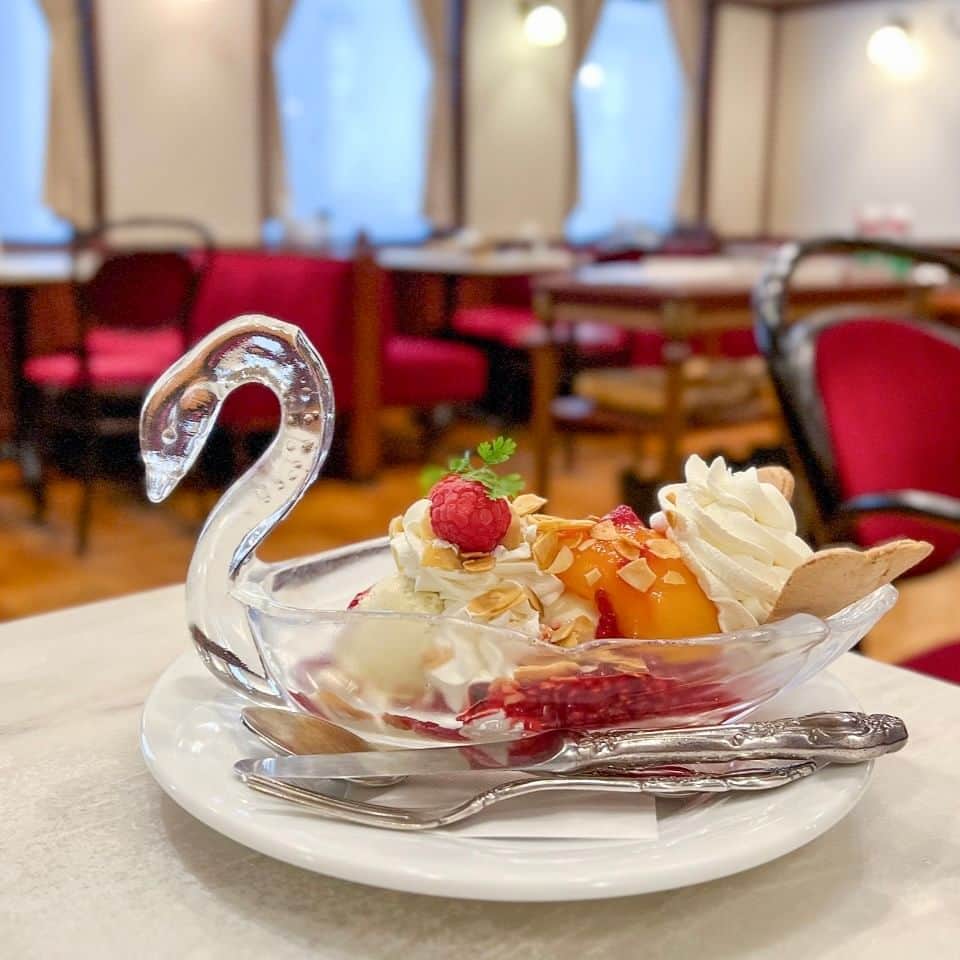 ことりっぷのインスタグラム：「日本橋三越本店で、ウィーンのカフェ文化に触れながら優雅なひとときを  日本橋三越本店にある「カフェ ウィーン」では、ザッハトルテやアインシュペナーなど、本場ウィーンのレシピを忠実に再現したコーヒーメニューやオーストリア料理を楽しむことができます。  ガラスの白鳥の器が美しい「フィルシメルバ」は、創業当時から親しまれている名物スイーツ。 1800年代後半にイギリスのサヴォイ・ホテルの料理長だったオーギュスト・エスコフィエによって考案されたデザートです。  優美でクラシックな内装に囲まれていると、まるでウィーンを旅しているかのような気分に浸れますよ。 ----- #カフェウィーン -----  詳しくは、ことりっぷwebでご紹介しています。 プロフィールのURL、またはストーリーズからご覧くださいね。 @cotrip_official  #ことりっぷ #ことりっぷweb #東京 #日本橋 #日本橋三越 #日本橋三越本店 #フィルシメルバ #ザッハトルテ #cotrip #tokyo #nihonbashi #mitsukoshi #visitjapan」
