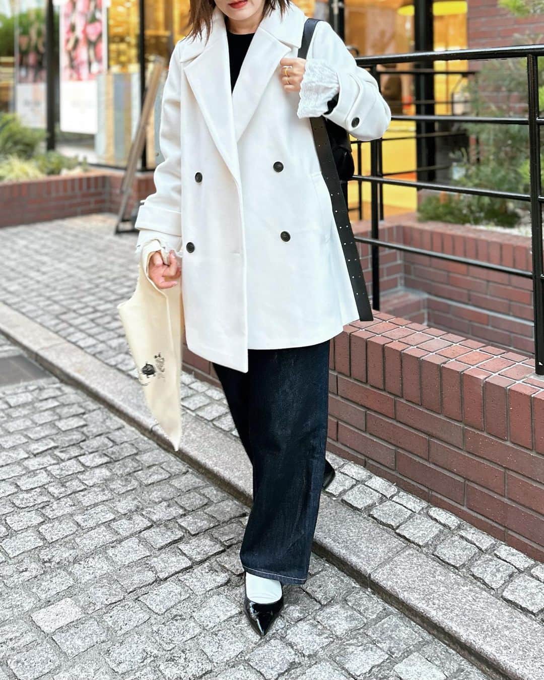 0510_nanaさんのインスタグラム写真 - (0510_nanaInstagram)「❥ ❥ ❥coordinate  寒い季節の白い服が好き。  Pierrot @pierrot_shop  メルトンPコート  164cmでLサイズ着用しているけど、オーバーサイズではないしセットインスリーブだから骨ストさん優勝のシルエット。  お尻がちょうど隠れるくらいの長すぎず短すぎずの丈がいい。  11/27(月)16:59まで公式サイトでブラックフライデー開催中！ スペシャルプライスで購入できるチャンスだよ！  coat #pierrot  denim #uniqlo  shoes #letalon  bag #jilsander   #PR #pierrot #ピエロ #コート #コートコーデ #冬コーデ #pコート #ホワイトコーデ #locari #骨格ストレート #骨格ストレートコーデ#プチプラコーデ #パーソナルカラーオータム  #イエベ秋 #イエベ秋コーデ #40代コーデ #アラフォーコーデ #50代コーデ #アラフィフコーデ」11月23日 19時31分 - 0510_nana