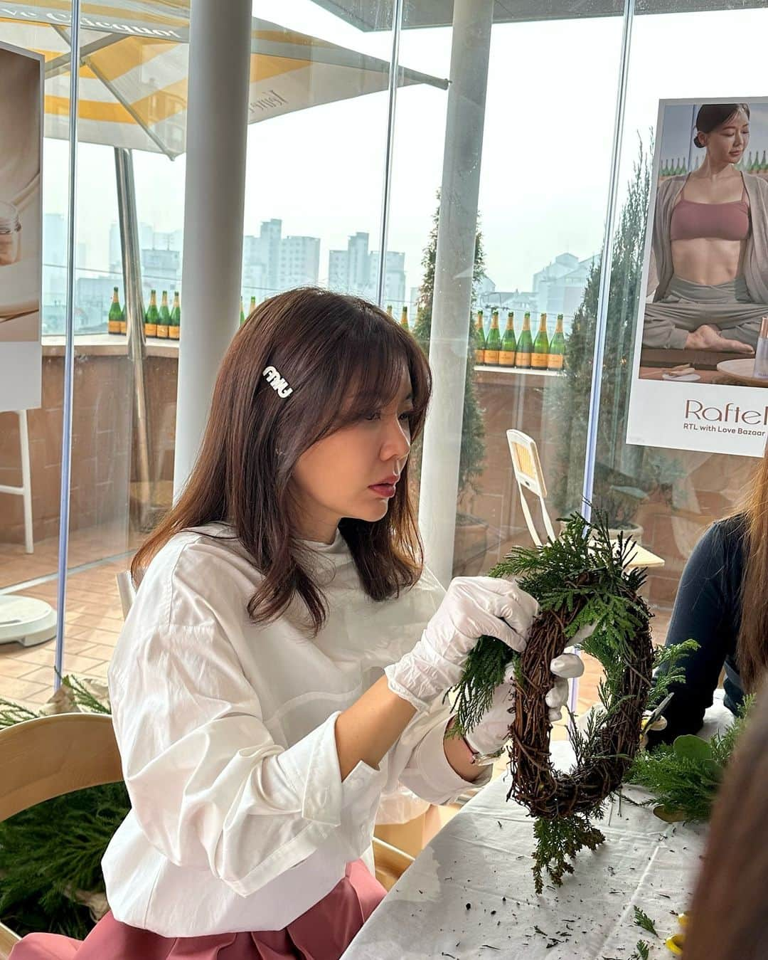 アン・ソニョンのインスタグラム：「오늘의 나💚  #RTLwithLOVEbazaar #beautyclass  #크리스마스리스만들기  #greenpower🌱  #begancosmetic @raftel_cosmetic   #행사기획X섭외X진행by🙋🏻‍♀️  며칠만에 이모든 행사 한방에 다해낸, 우리팀 드림팀💚🩷💚🩷 #바로스코퍼레이션 X #디오티티효창 크루 X #JAworkshop 🔥🔥🔥 for  #라프텔코스메틱   #바로스라이프💛」