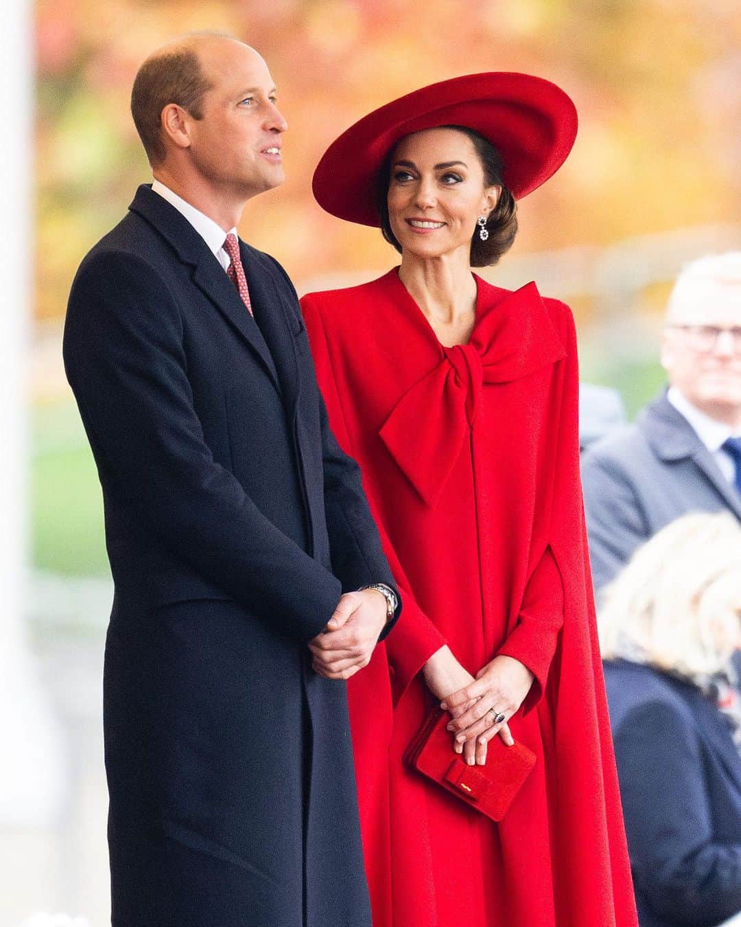 ELLE UKさんのインスタグラム写真 - (ELLE UKInstagram)「To attend the ceremonial welcome for the President and the First Lady of the Republic of Korea earlier this week, the Princess of Wales wore a red coatdress, embellished with a large bow at the neckline, from Catherine Walker.   To finish off her monochromatic ensemble, she wore suede heels from Gianvito Rossi, a wide-brimmed hat, and a small Miu Miu clutch.」11月23日 19時41分 - elleuk