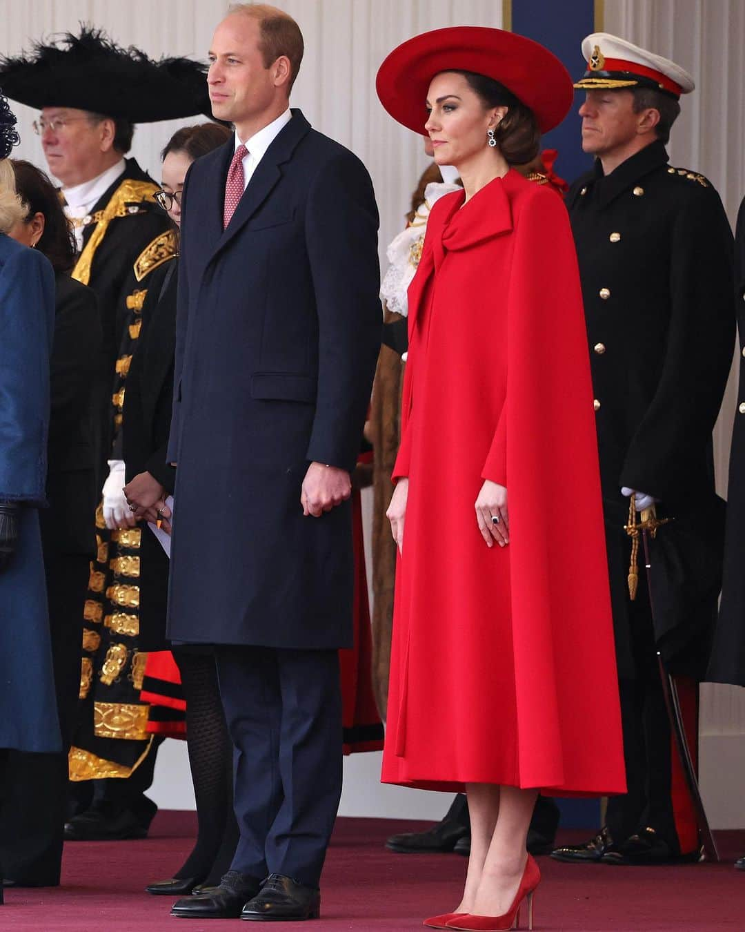 ELLE UKのインスタグラム：「To attend the ceremonial welcome for the President and the First Lady of the Republic of Korea earlier this week, the Princess of Wales wore a red coatdress, embellished with a large bow at the neckline, from Catherine Walker.   To finish off her monochromatic ensemble, she wore suede heels from Gianvito Rossi, a wide-brimmed hat, and a small Miu Miu clutch.」