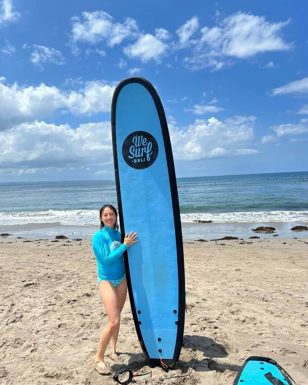 加藤未唯のインスタグラム：「サーフィンしたよ🏄‍♀️ 次は激しめの波でやってみたい🌊  波乗り上手になったらかっこよさげよね😘🤟 #サーフィン #波乗り #海 #バリ #インドネシア  #surfing #ocean #bali #indonesia」